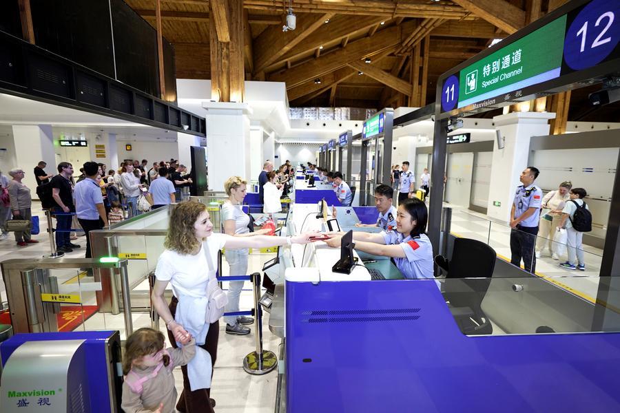 (Multimídia) China se prepara para pico de viagens transfronteiriças durante feriado Qingming