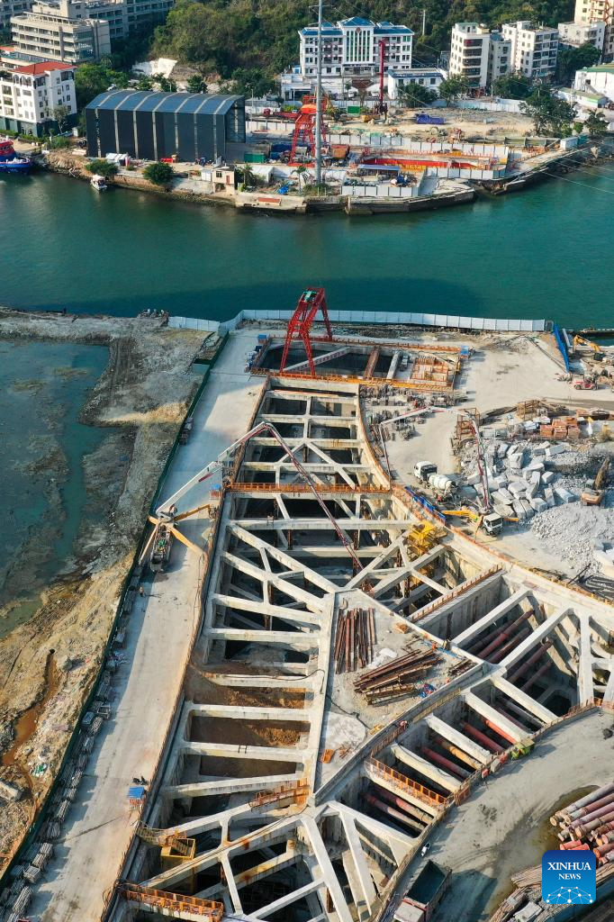 Avançam as obras da passagem do estuário do Rio Sanya em Hainan