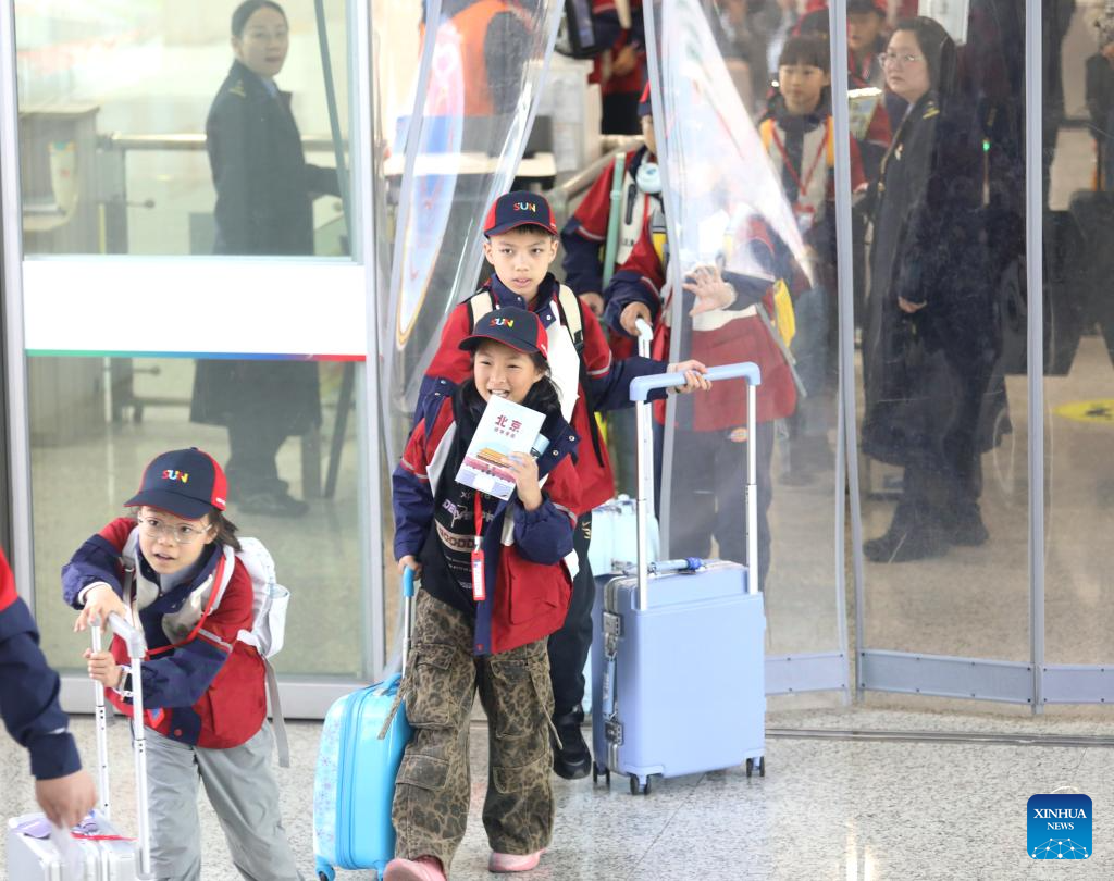 Alunos do ensino fundamental e médio de várias regiões da China têm seu primeiro recesso de primavera