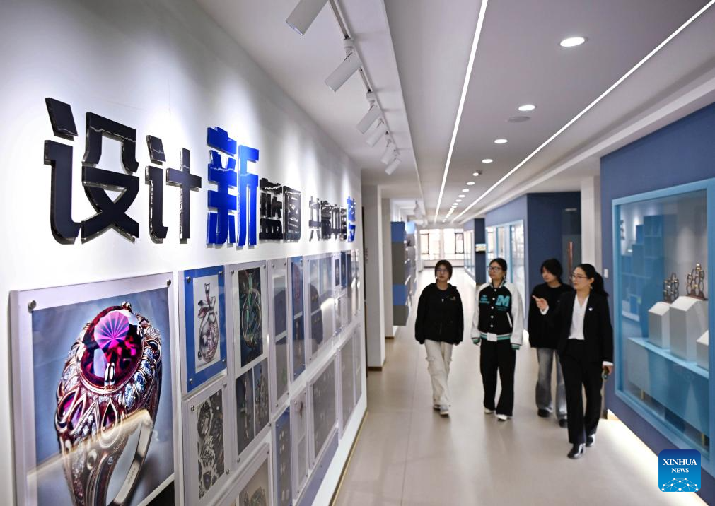 Currículo versátil capacita alunos com habilidades prontas para setor de joias modernas em Shandong, leste da China