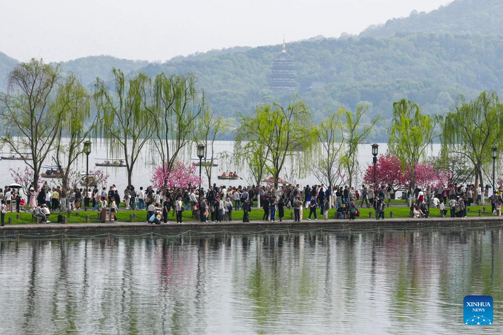 Primavera leva turistas ao Lago Oeste em Hangzhou