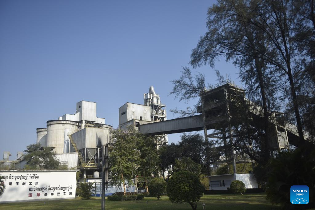 Destaque: Fábrica de cimento operada por chineses oferece habilidades importantes e empregos estáveis para funcionários cambojanos