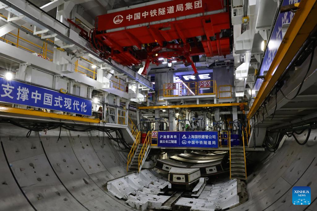 Tuneladora chinesa "Linghang" conclui trecho subaquático de 11,18 km de túnel do Rio Yangtzé