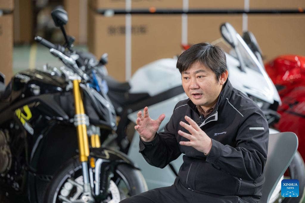 Empresário autodidata Zhang Xue leva motocicletas chinesas ao estrelato