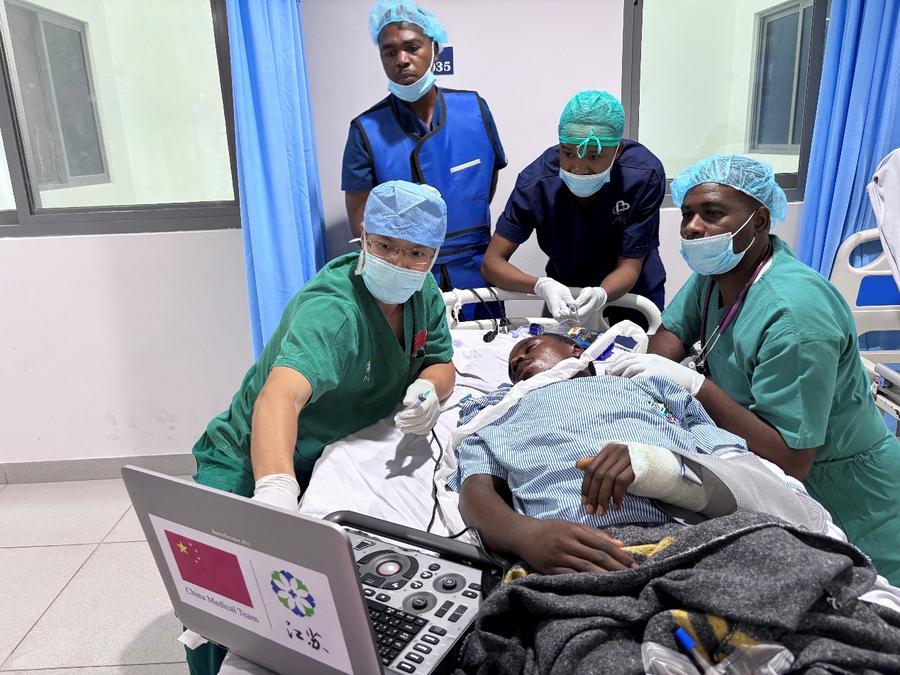 Médico de Zanzibar, na Tanzânia, realiza avanço em anestesia com apoio chinês