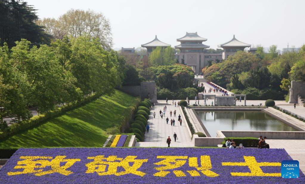 Chineses prestam homenagem a mártires durante o Festival Qingming