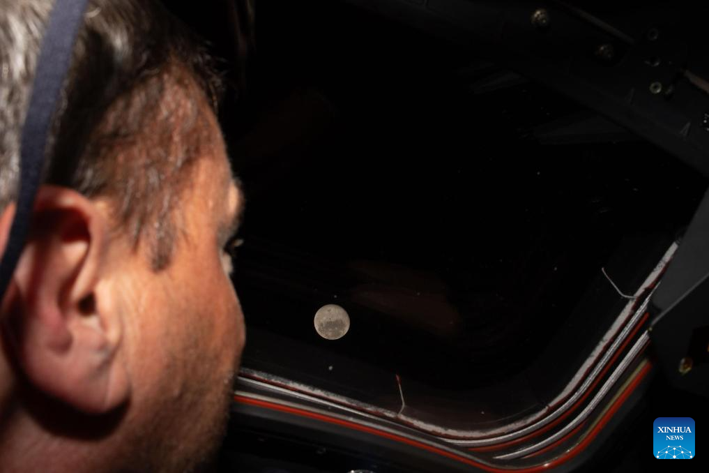 Tripulação da Artemis II supera recorde de distância da Apollo 13