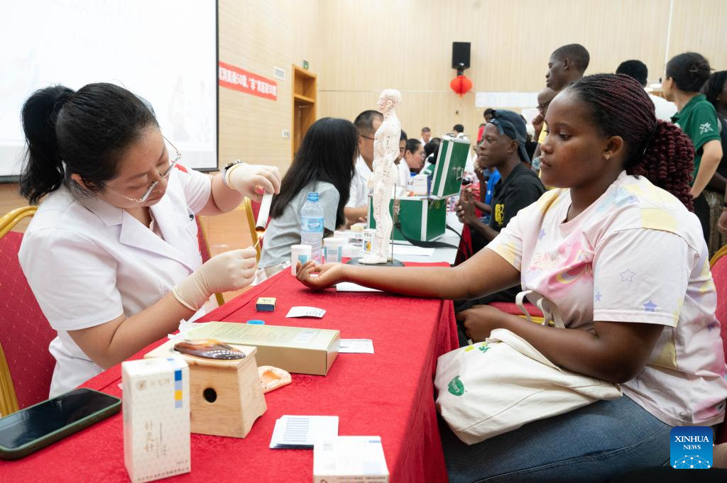 Equipe médica chinesa realiza clínica gratuita e promove sensibilização para a saúde em Moçambique
