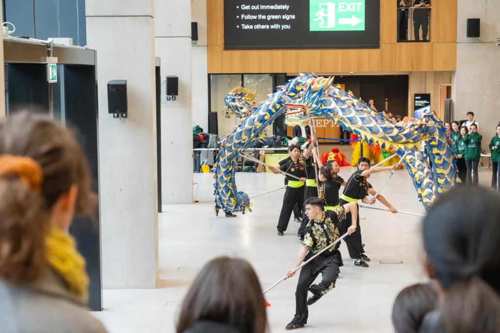 (Multimídia) Jovem brasileiro faz dragão chinês "voar" para Brasil construindo ponte cultural