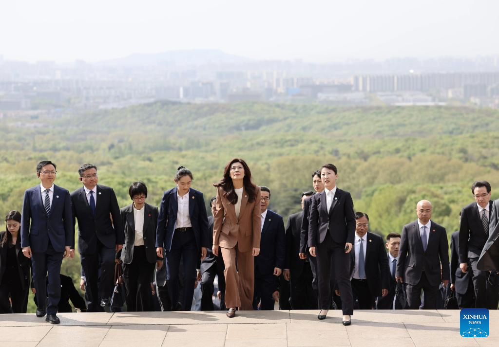Presidente do KMT presta homenagem no Mausoléu de Sun Yat-sen, em Nanjing
