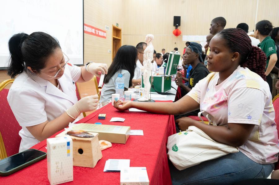 (Multimídia) Equipe médica chinesa realiza clínica gratuita e promove sensibilização para a saúde em Moçambique