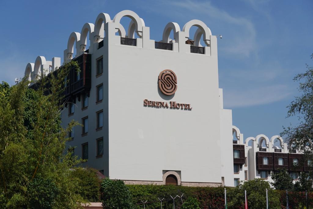 Foto de 10 de abril de 2026 mostra o Hotel Serena, estabelecimento hoteleiro cinco estrelas localizado na Zona Vermelha, reservado exclusivamente para as delegações dos Estados Unidos e do Irão em Islamabad, no Paquistão. (Xinhua/Wang Shen)
