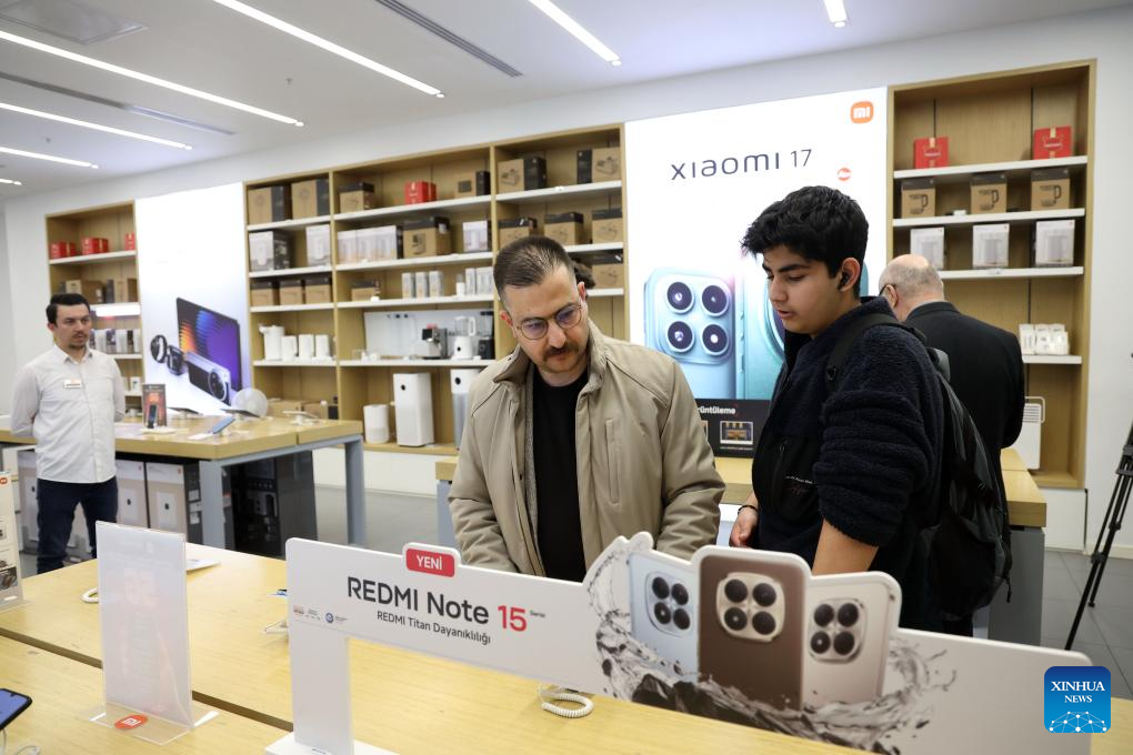 Clientes conferem produtos em loja da Xiaomi em Ancara, Turquia