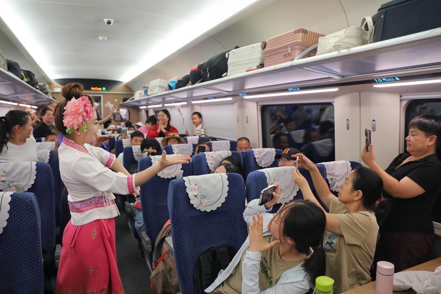 Serviço ferroviário transfronteiriço de passageiros China-Laos completa 3 anos, impulsionando viagens e conectividade entre as regiões