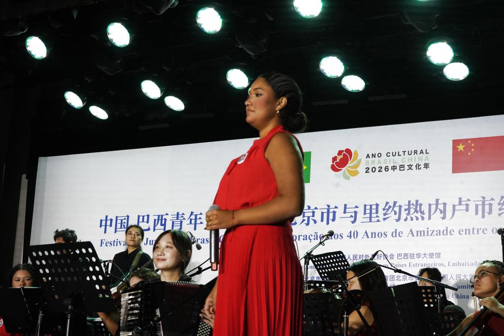 Uma cantora da Orquestra Forte de Copacabana se apresenta no salão da Universidade Renmin, em Beijing, capital da China, na noite de 14 de abril de 2026. A orquestra celebra, em conjunto com o Grupo Artístico da Universidade Renmin, o Ano Cultural China-Brasil e os 40 Anos de Amizade entre os municípios de Beijing e do Rio de Janeiro. (Xinhua/Zhu Yilin)