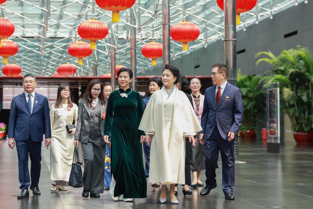 Peng Liyuan e primeira-dama do Vietnã visitam Centro Nacional de Artes Cênicas da China
