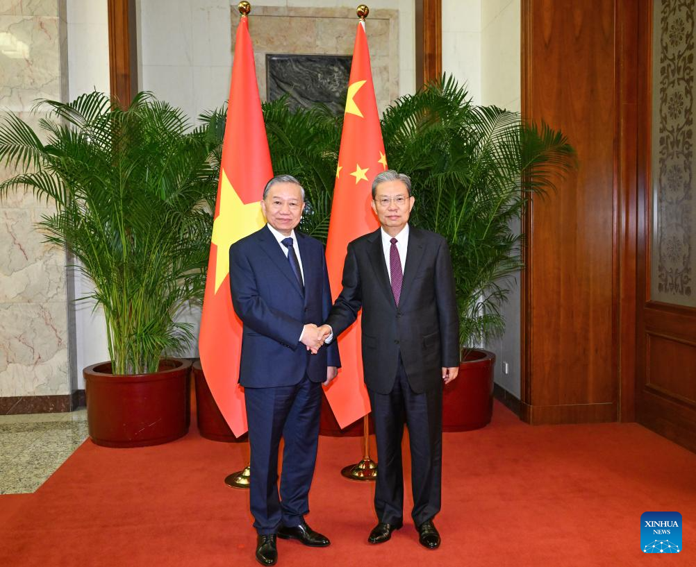 Mais alto legislador da China se reúne com principal líder do Vietnã