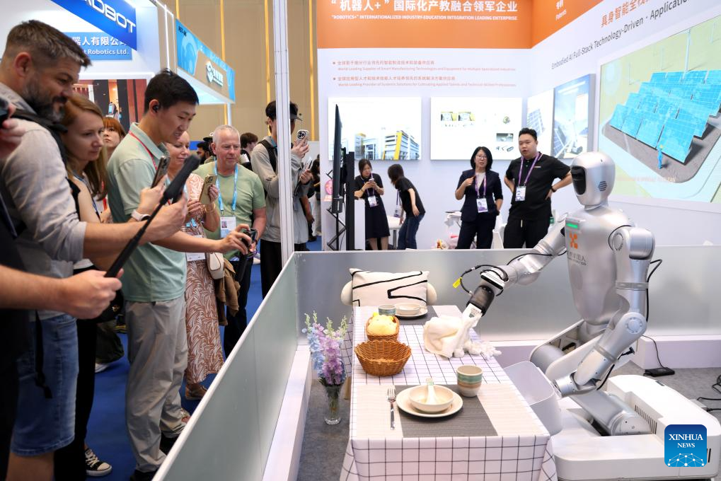 Robôs de serviço são destaque na Feira de Cantão