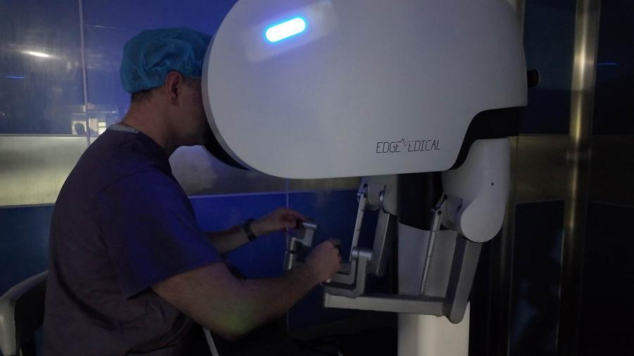 De Chengdu a Varsóvia, robô chinês torna cirurgia remota uma realidade