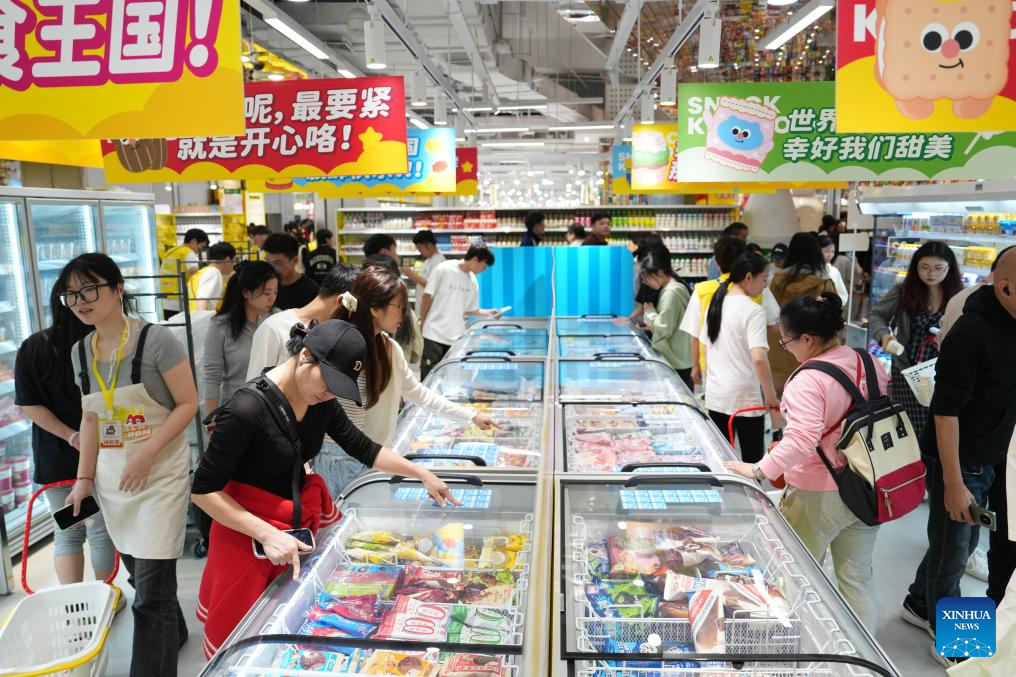 Grande loja de snacks abre em Changsha, na província chinesa de Hunan