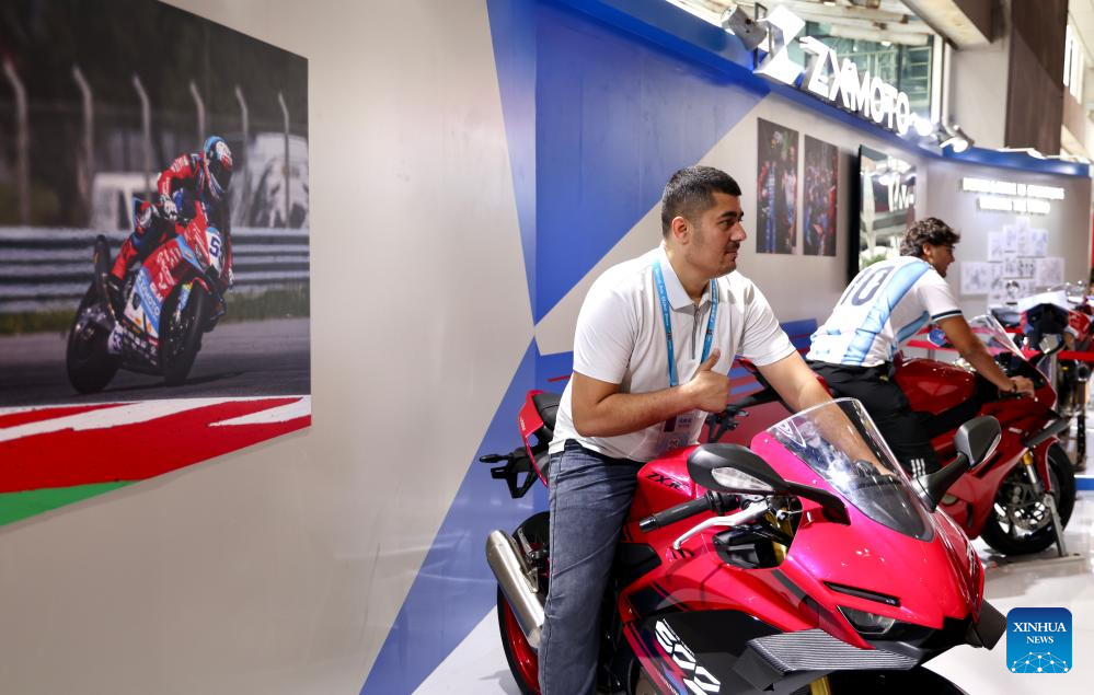 Fabricante chinesa de motocicletas ZXMOTO atrai visitantes na Feira de Cantão
