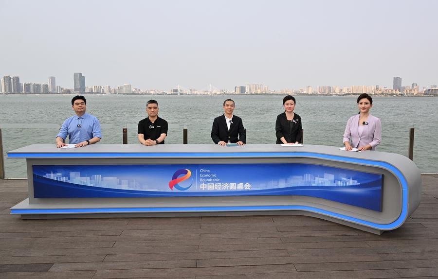 Convidados participam do 30º episódio da Mesa Redonda Econômica da China, um programa de entrevistas de omnimídia apresentado pela Agência de Notícias Xinhua. (Xinhua/Guo Cheng)