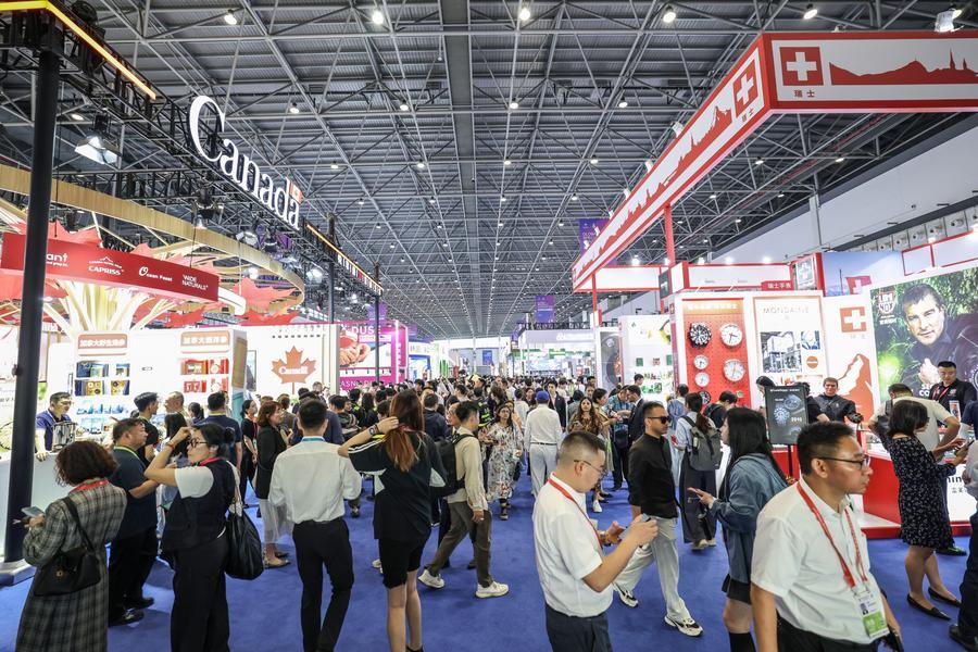 Pessoas visitam a 6ª Exposição Internacional de Produtos de Consumo da China (CICPE) em Haikou, na Província de Hainan, no sul da China, em 13 de abril de 2026. (Xinhua/Zhang Liyun)