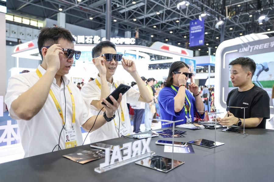 Visitantes usam óculos inteligentes durante a 6ª Exposição Internacional de Produtos de Consumo da China (CICPE) em Haikou, na Província de Hainan, no sul da China, em 13 de abril de 2026. (Xinhua/Zhang Liyun)