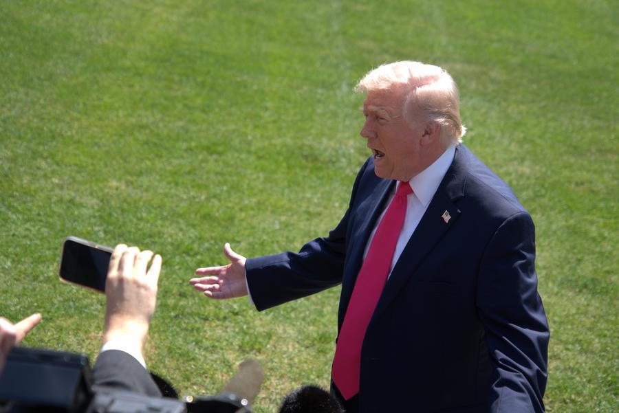 Presidente dos Estados Unidos, Donald Trump, fala à imprensa no Gramado Sul da Casa Branca, em Washington, D.C., Estados Unidos, em 16 de abril de 2026. (Foto por Li Yuanqing/Xinhua)