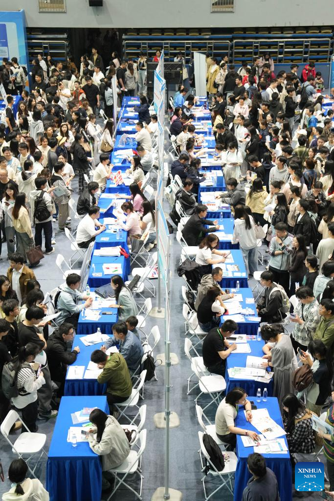 Feira de empregos de dois dias para recém-formados universitários tem início em Hunan