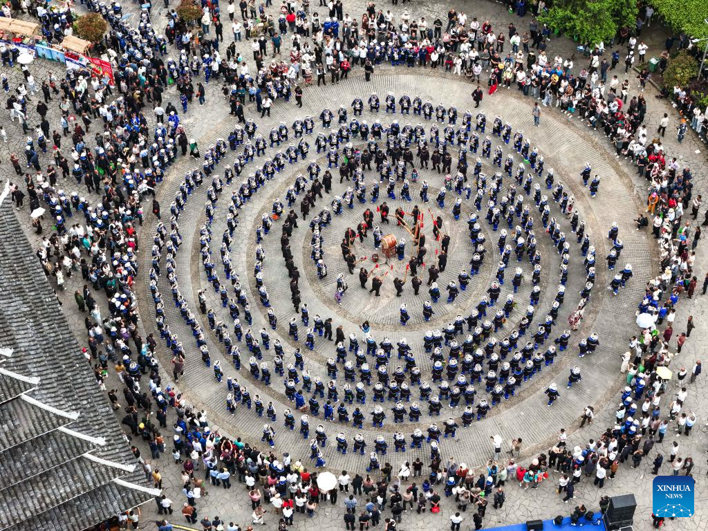 Moradores celebram o Festival Sanyuesan em Guizhou