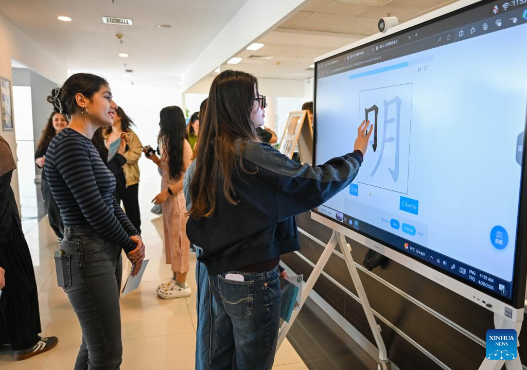 Estudantes universitários celebram o Dia Internacional da Língua Chinesa em Istambul, Turquia