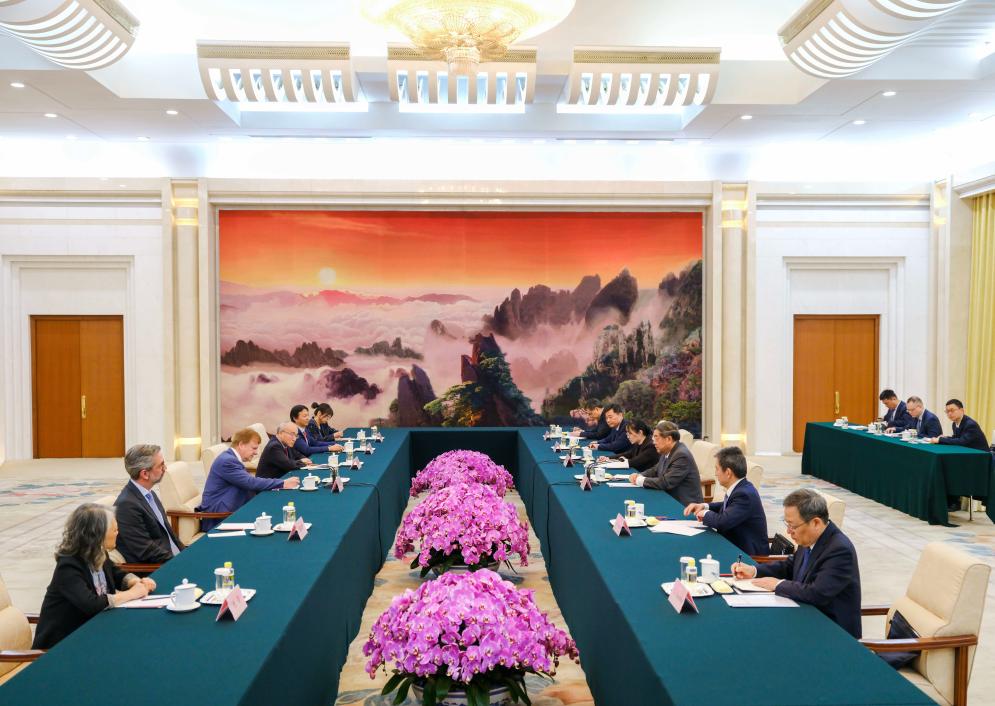 China e EUA compartilham amplos espaços de cooperação e interesses comuns, diz vice-primeiro-ministro chinês