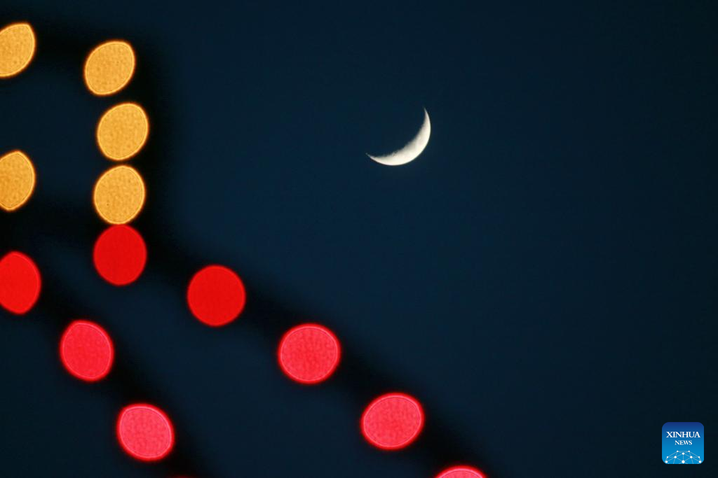 Lua crescente impressiona pela beleza no céu de Heilongjiang, nordeste da China