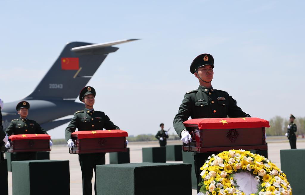 Restos mortais de 12 mártires chineses na Guerra da Coreia retornam à pátria vindos da RDC