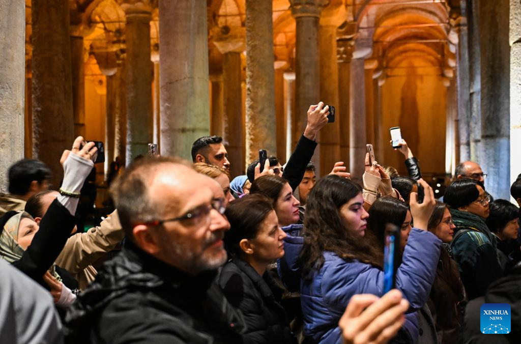 Artistas fazem apresentação relâmpago de música folclórica chinesa em Istambul, Turquia