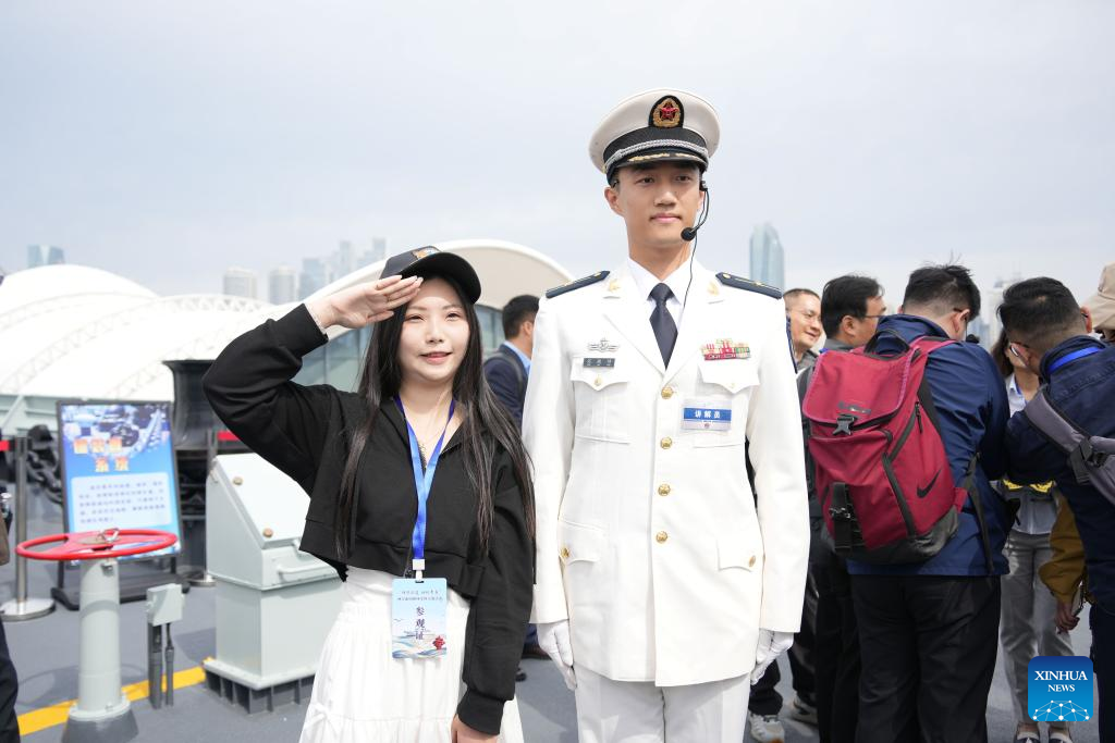 Compatriotas de Taiwan participam do evento de dia aberto pelo 77º aniversário da Marinha do Exército de Libertação Popular