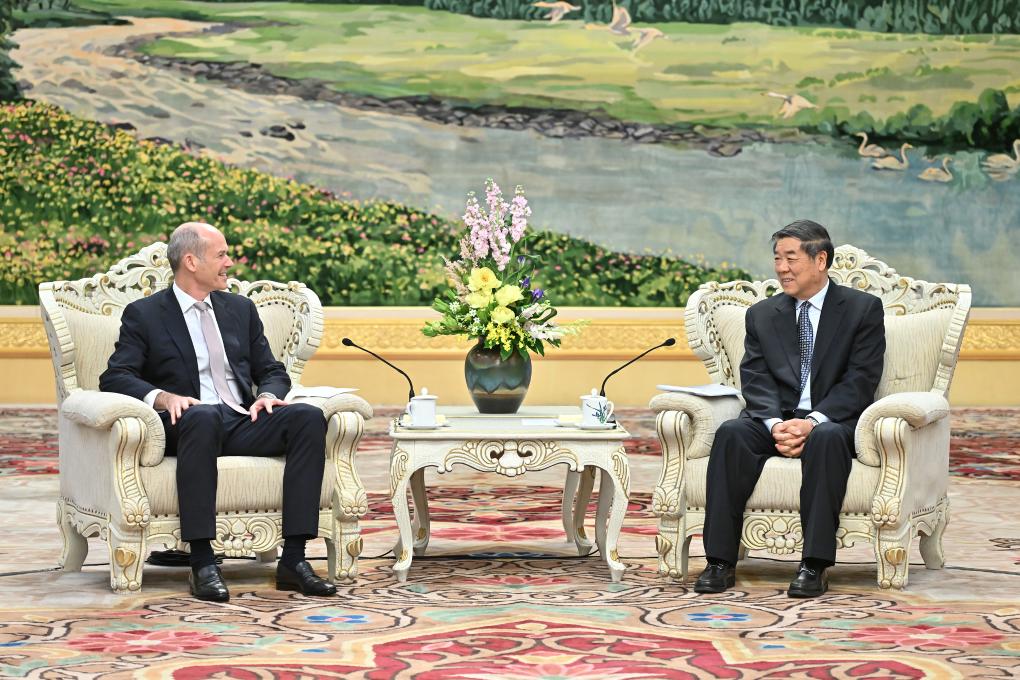 China dá boas-vindas a mais empresas estrangeiras para cooperação de ganhos recíprocos, diz vice-premiê