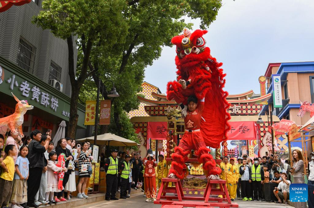 Chineses aproveitam o feriado do Dia do Trabalhador em todo o país