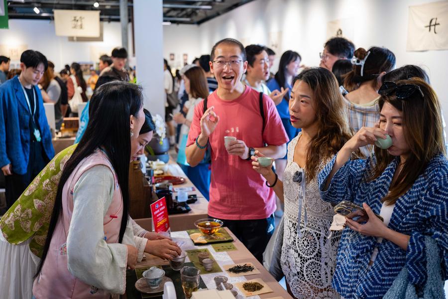 Visitantes selecionam produtos no Festival Lento Barra em Macau, sul da China, em 1º de maio de 2026. (Xinhua/Cheong Kam Ka)